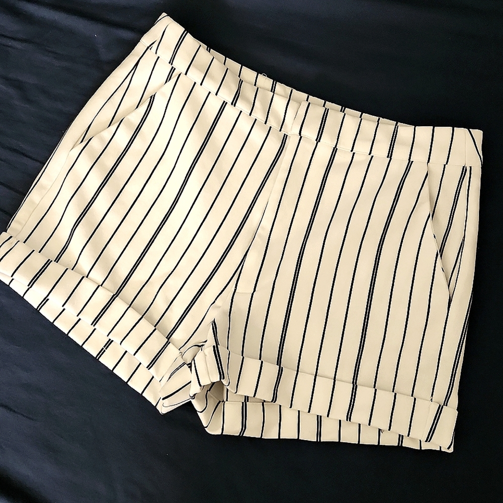 FOREVER 21 Striped Shorts with cuff 2.5"inseam White/Black Size 27